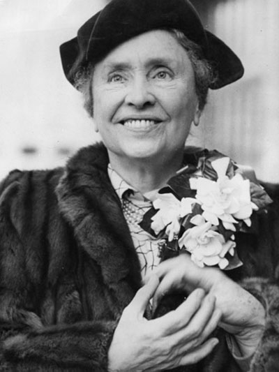 Helen Keller agée et souriante