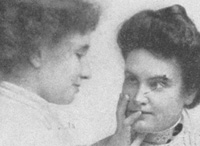 Helen Keller touche le visage d'Ann Sullivan