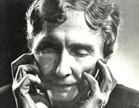 Helen Keller agée et pensive