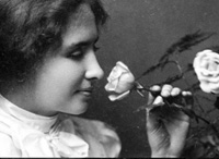 Helen Keller sentant une rose